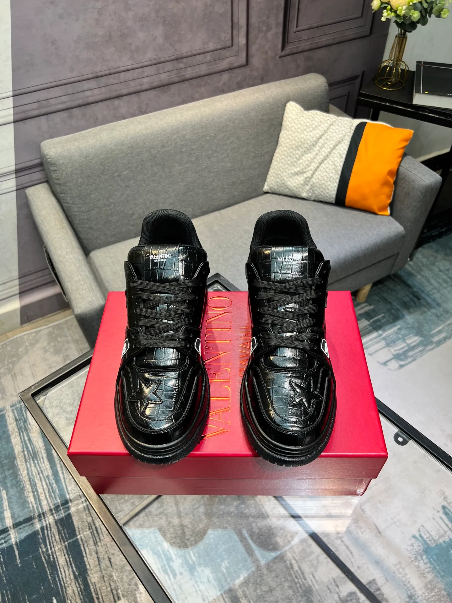 Men's Men's Shoes 💰660 Valentino 2023 early autumn new star shoes are now online! Wang Hedi and Ren Jialun have been worn by many celebrities. Who can refuse the same couple shoes as Wang Hedi! The design of Stars Stab My Heart is cool and spicy. The material of the shoes is cowhide, and every color is beautiful! Size 35-40, men’s size 39-44 (women’s 41, men’s 38, 45🉑️customized)